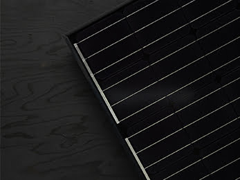 Föremål som representerar energiteknik ligger utlagda på mörkt trä.