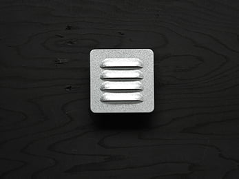 Föremål som representerar ventilation ligger utlagda på mörkt trä.