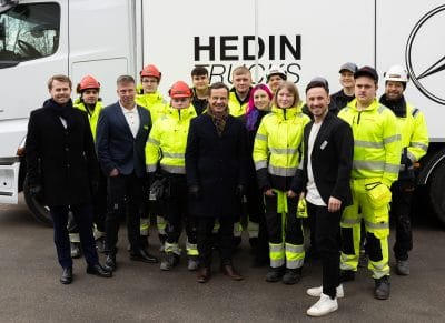 Statsministern tillsammans med rektor och elever på Praktiska Gymnasiet Gävle.