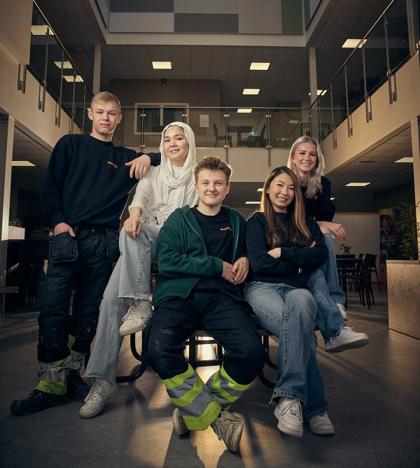 Fem elever på Praktiska Gymnasiet.