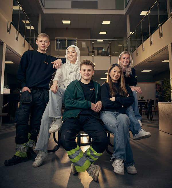 Fem elever på Praktiska Gymnasiet.