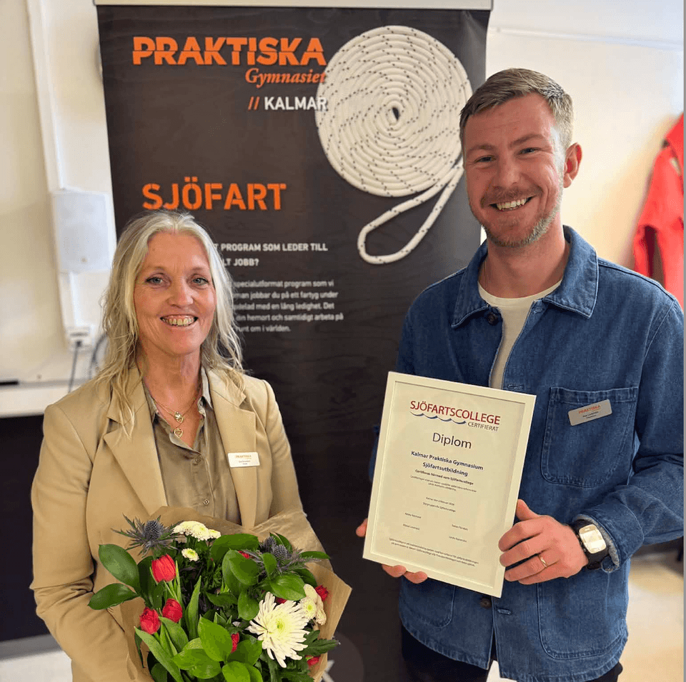 Rektor Åse och lärare Max visar stolt upp certifikatet som man nu ska hänga på väggen så att alla kan se att Praktiska Gymnasiet i Kalmar är ett certifierat Sjöfartscollege.