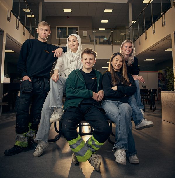 Fem elever på Praktiska.