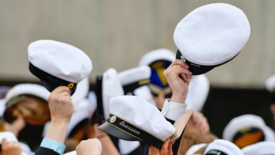 Studentmössor i luften