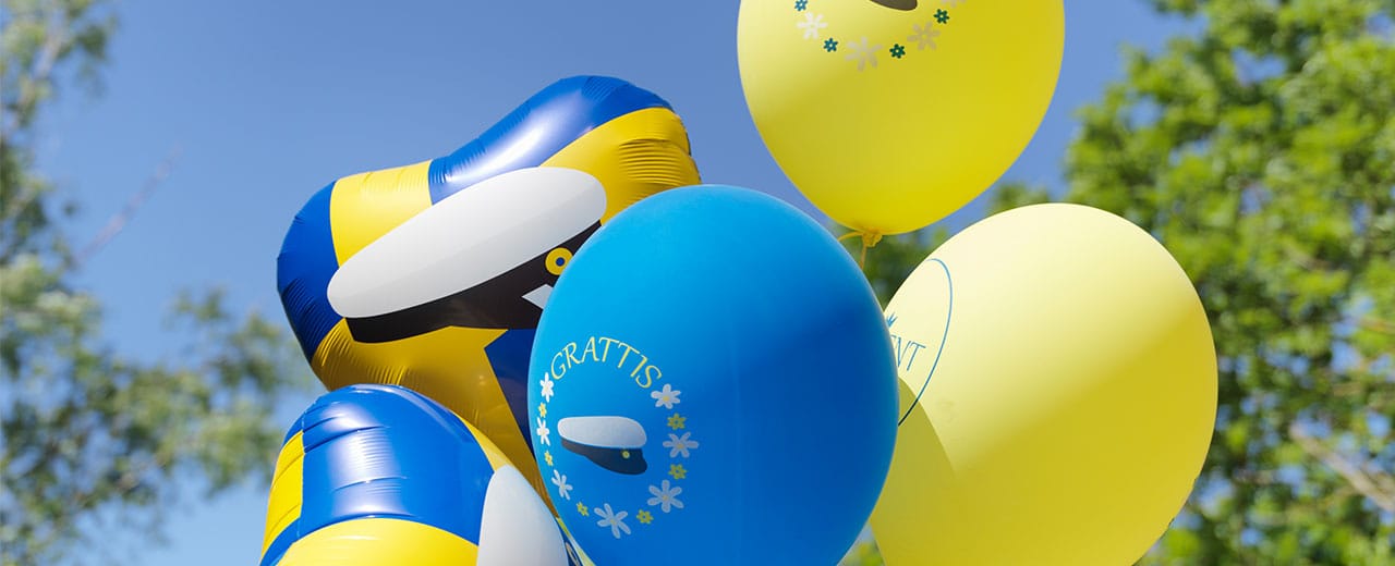 Bild på studentballonger i luften.