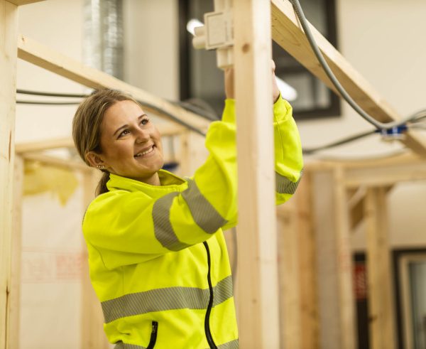 Elev som arbetar med att byta eluttag i verkstaden.