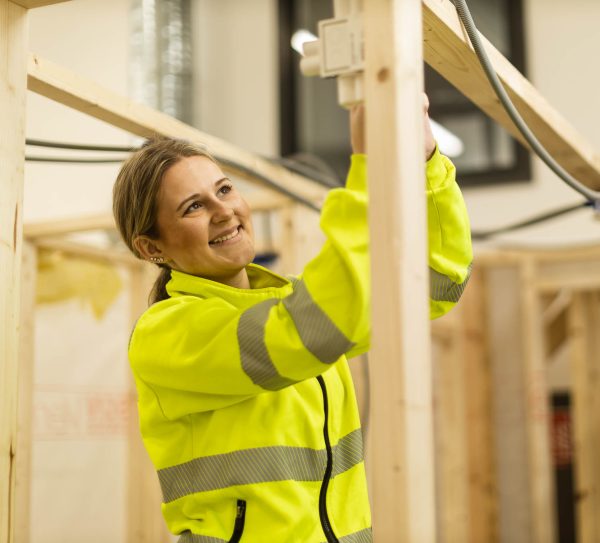 Elev som monterar nytt eluttag i verkstaden på skolan.