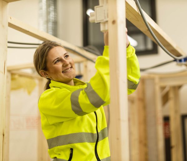 En elev som installerar ett eluttag i skolans verkstad.