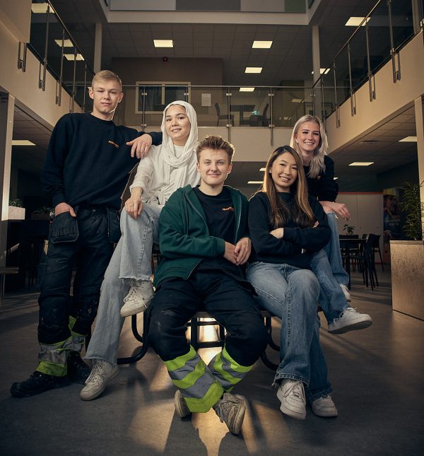 Fem elever på Praktiska.