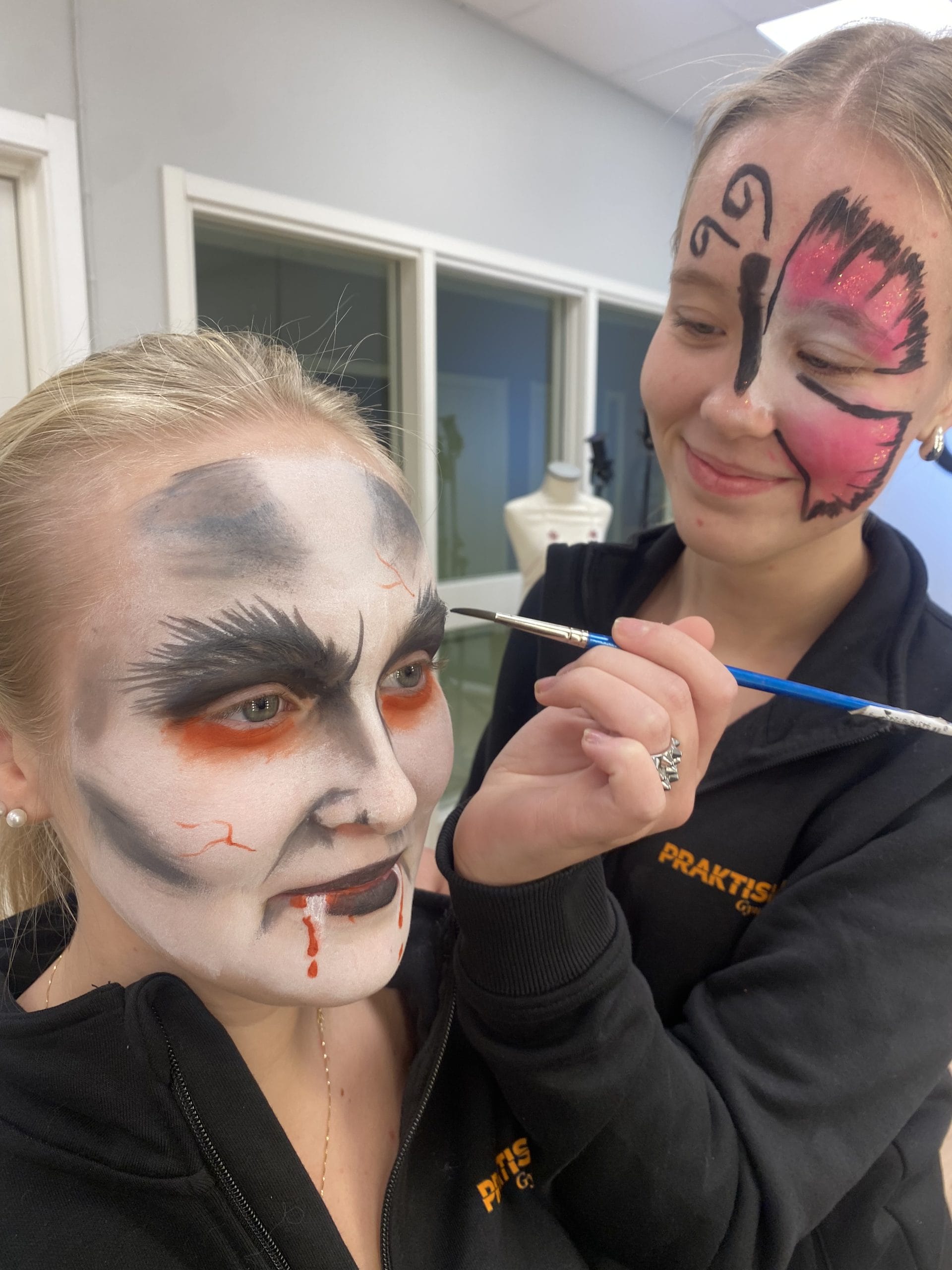 Elev som sminkar halloweensminkning