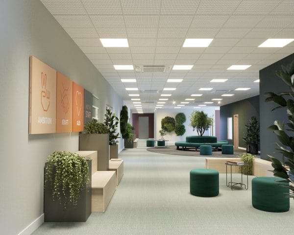 En ljus korridor med sittplatser och gröna växter i krukor. Väggarna är dekorerade med motiv och inspirerande ord som "Ambition" och "Kraft". Rummet har mjuk belysning och moderna möbler som inkluderar sittpuffar och bänkar i trä.
