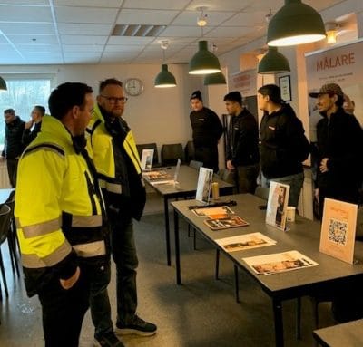 Elever på Praktiska som visar upp sina program med flyers och roll-ups.