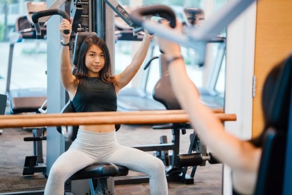 Elev som läser fritid och hälsa träningar på ett gym.