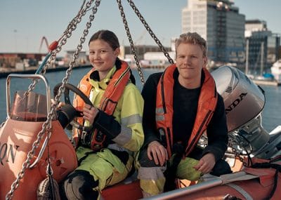 Två elever sitter i en livbåt
