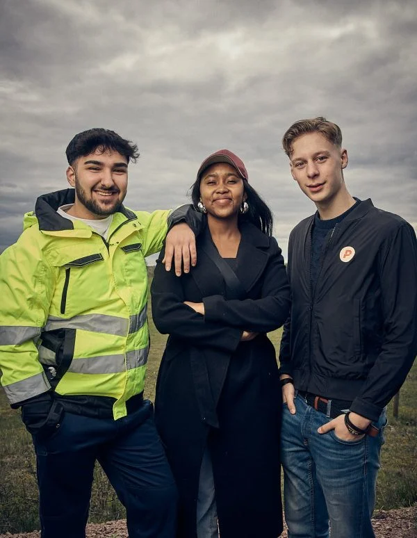 Tre elever på Praktiska som tittar in i kameran