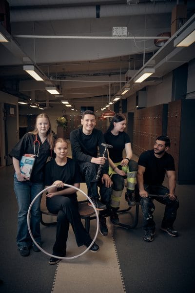 Fem elever sitter och representerar olika yrken