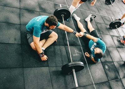 Två elever som rör knogarna mot varandra på gymmet