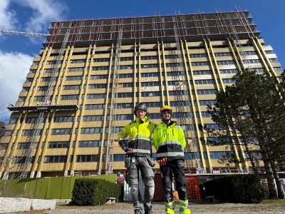 Elev och handledare utanför byggprojeketet