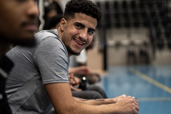 Fotografi på en kille i en idrottssal.