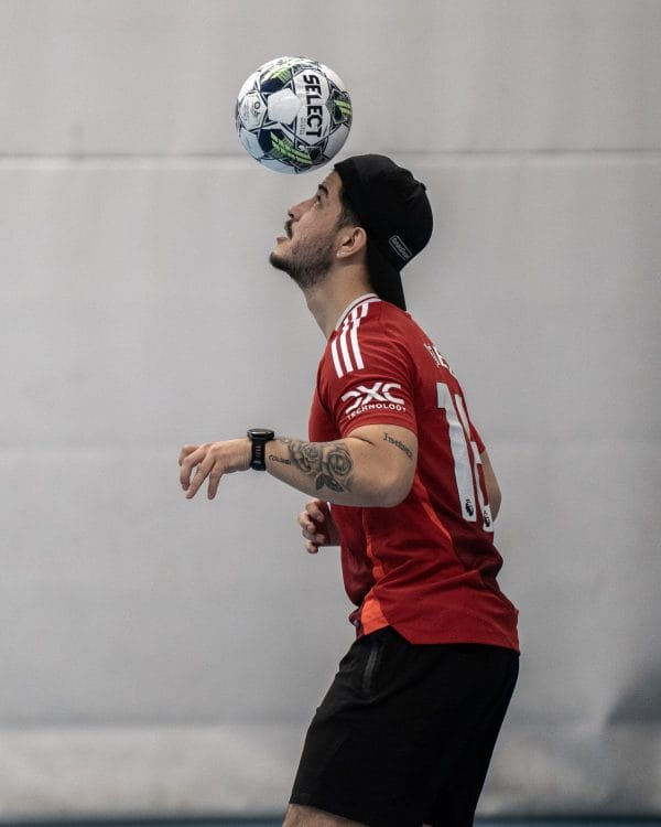 En kille som nickar en fotboll.