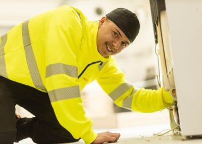 En elev arbetar och ler