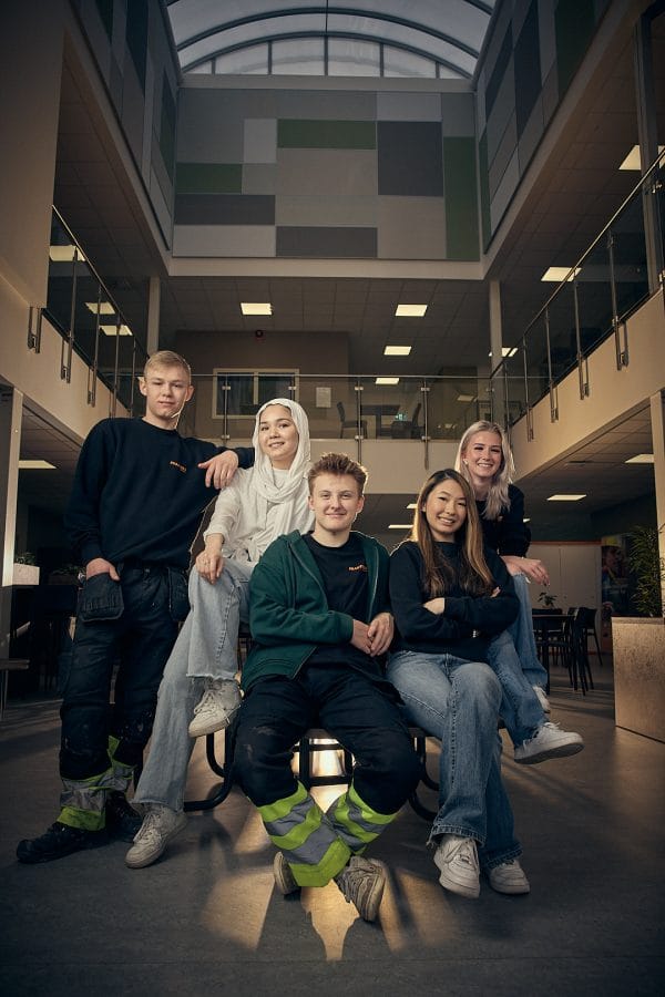 Fem elever på Praktiska Gymnsiet.