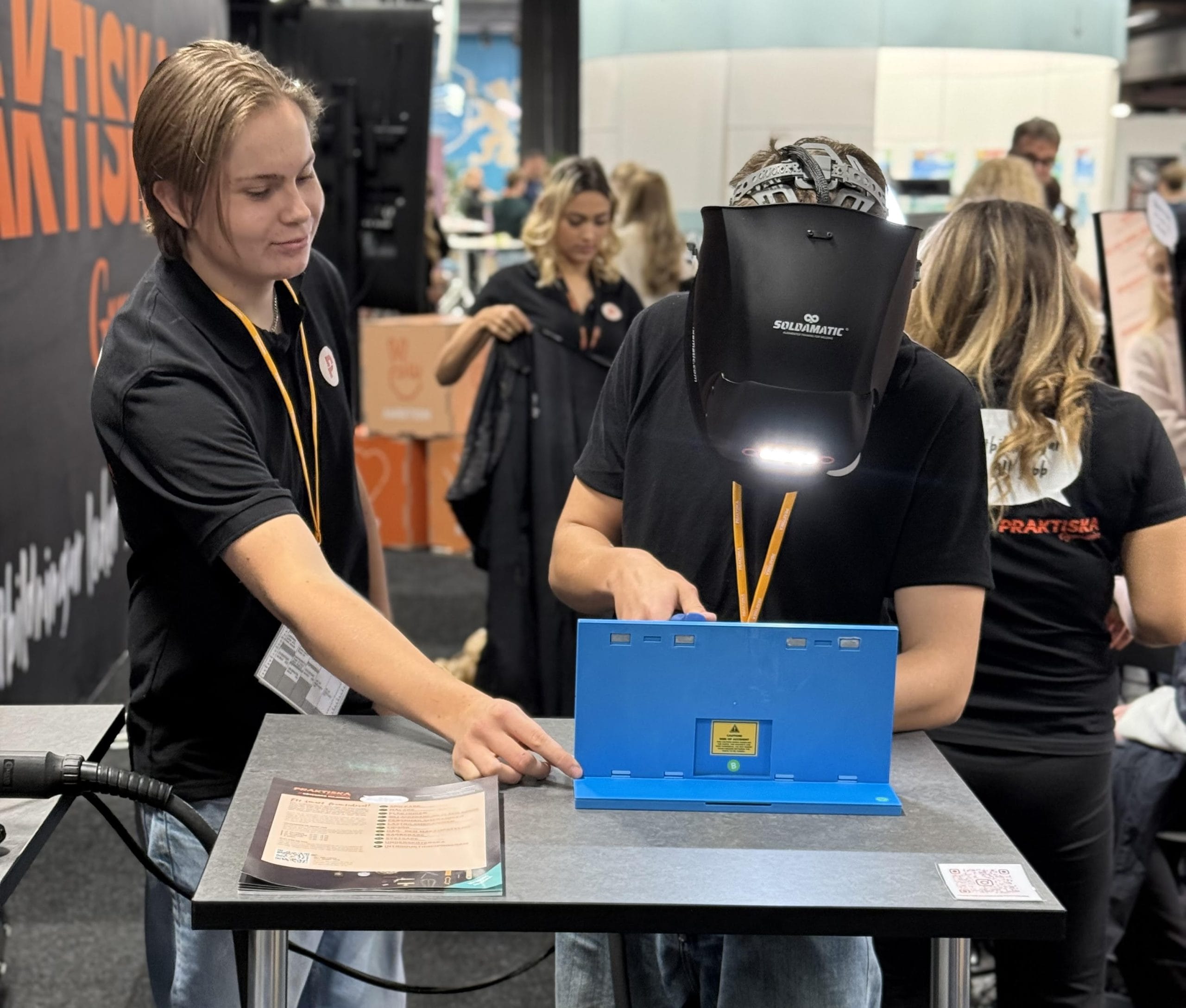 Elever från Praktiska varav en AR-svetsar.