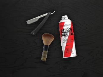 Föremål som representerar Barberare ligger utlagda på mörkt trä.