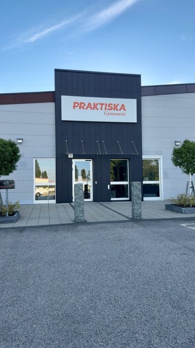 Praktiska Gymnasiets entré