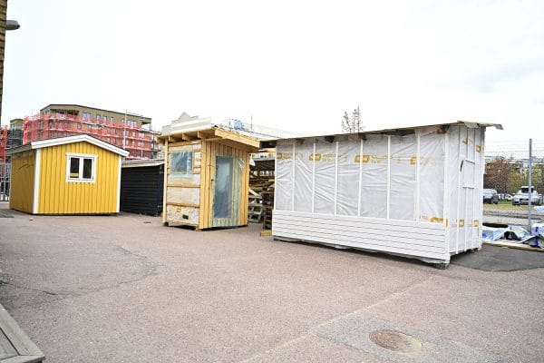 Tre stycken träbodar.