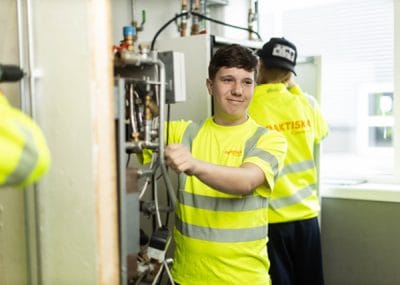 Två elever arbetar i skolans lokaler