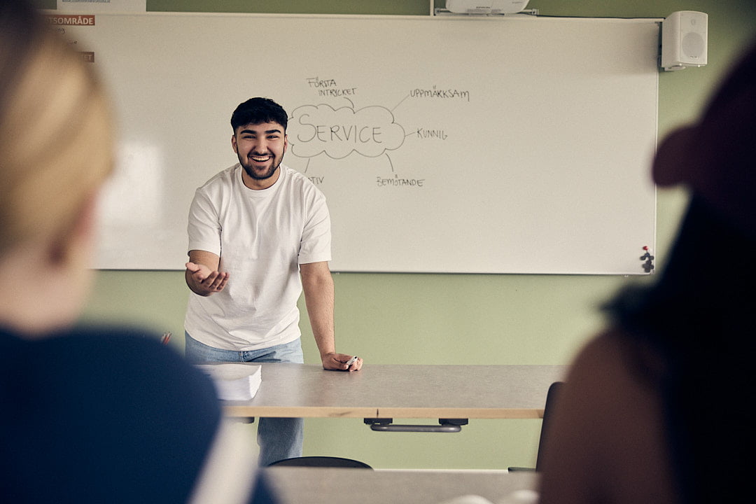 Elev som presenterar ett arbete framför klassen.