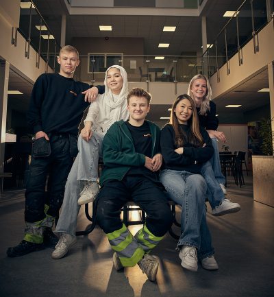 Fem elever på Praktiska.