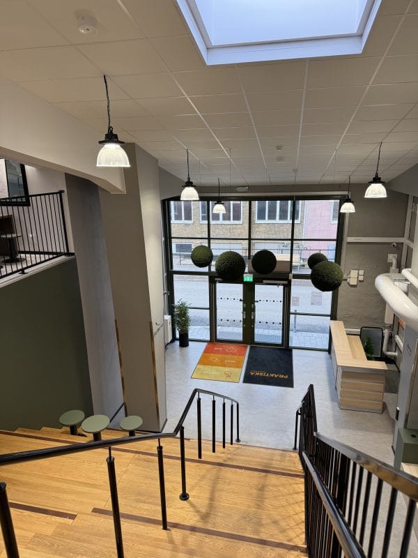 Entré till en skola.