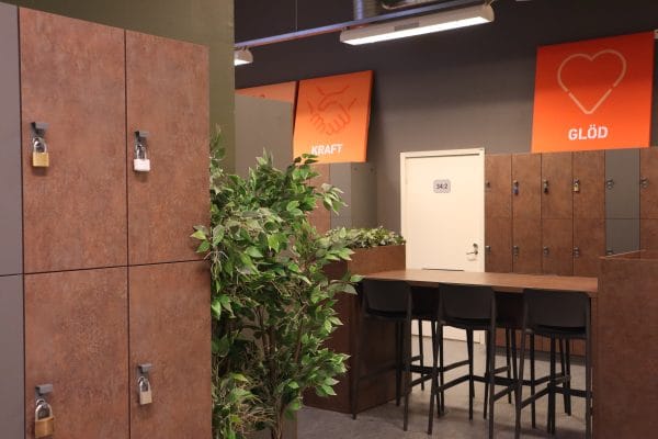 Skollokal med skåp och stolar.