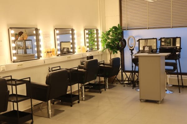 Utbildningssal med sminkstolar.