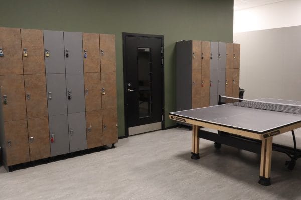 Skollokal med skåp och ett pingisbord.