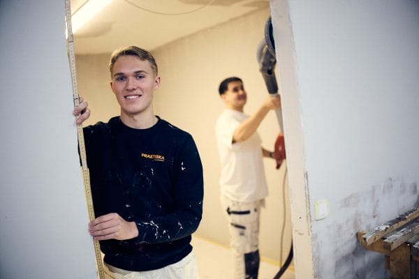 Två killar i ett målarrum.