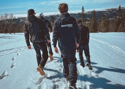 Flera elever vandrar i snön