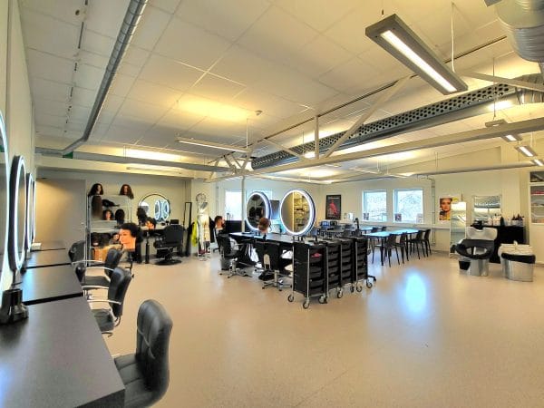 Utbildningssal med frisörstolar.