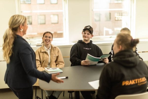 Elever pratar med lärare