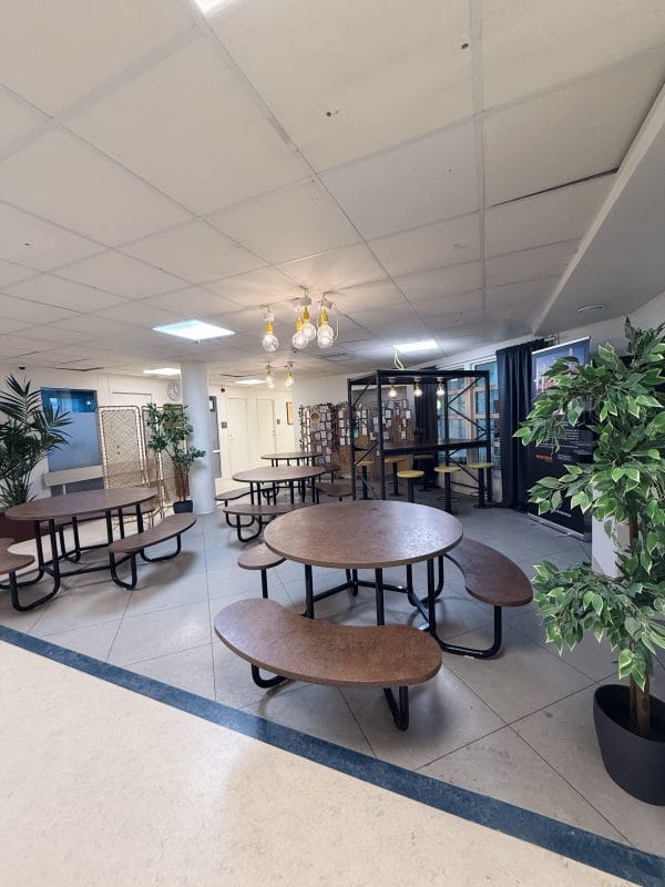 En lokal med runda sittbord.