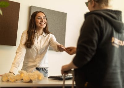 En elev ger en annan elev någonting bakom en kassadisk