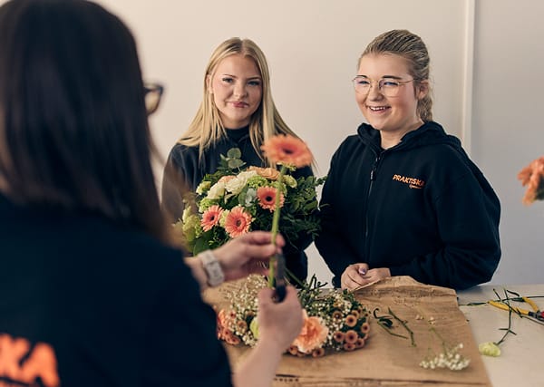 Tre elever som binder blombuketter