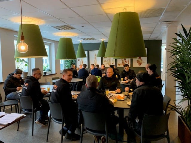 En skolmatsal med elever och lärare på Praktiska som äter.