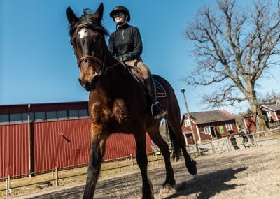 En elev rider på en häst